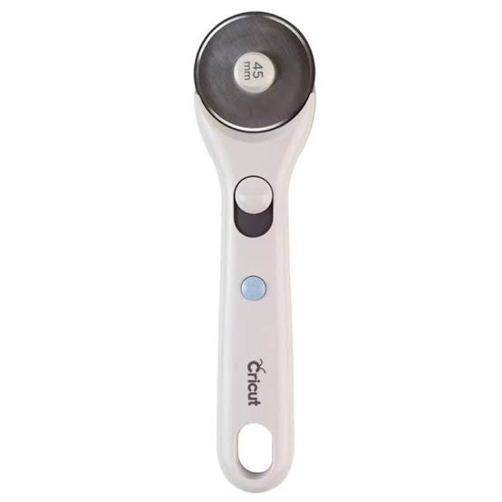 CC-ROTARY-CUTTER 2004669 - Cricut Rotary Cutter (45mm); 45 mm premium carbon alloy steel rotary blade delivers crisp, controlled cuts on a wide variety of materials; Sliding quick-release blade cover for safety when not in use; Symmetrical handle for right- or left-handed users - Image 1
